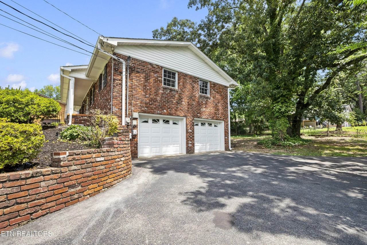 7720 Devonshire Dr - Photo 3 of 30