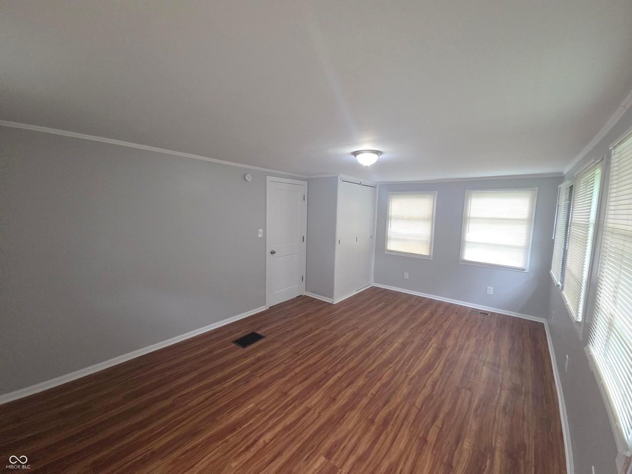 4969 Crittenden Ave - Photo 4 of 23