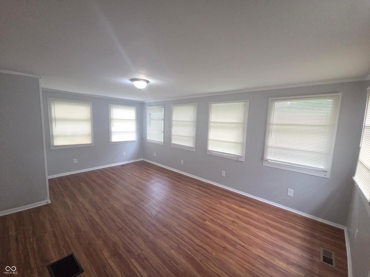 4969 Crittenden Ave - Photo 6 of 23