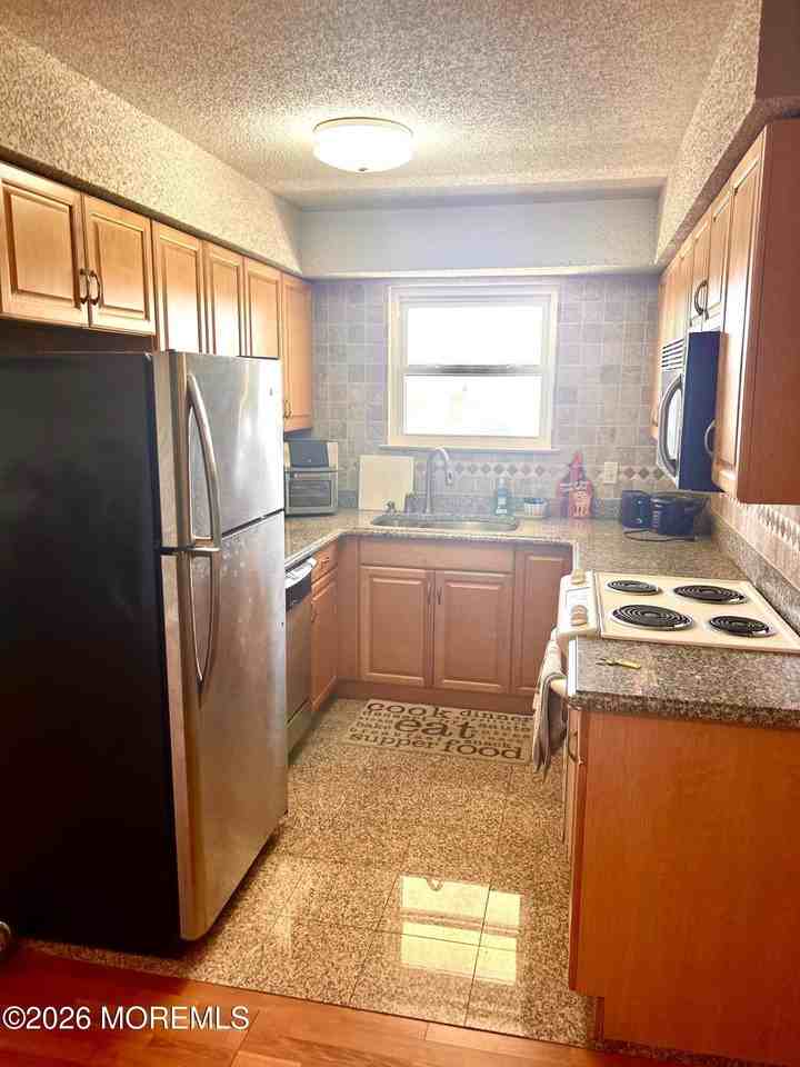 76 Wharfside Dr #404 - Photo 5 of 12