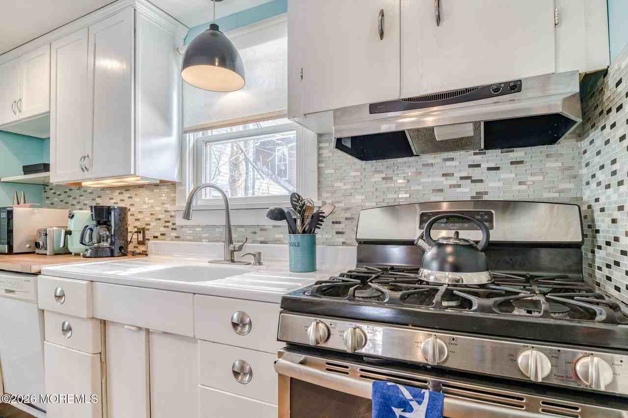 127 Lawrence Ave - Photo 6 of 16