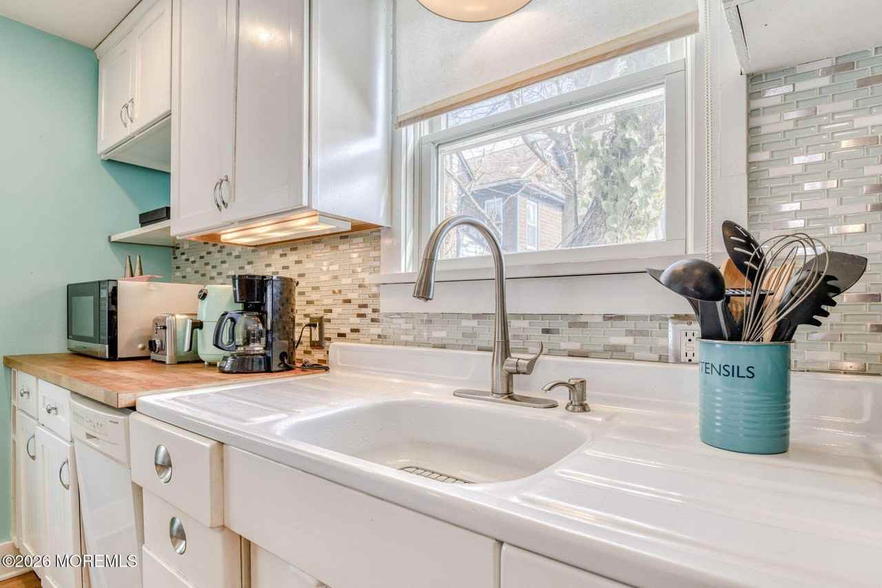 127 Lawrence Ave - Photo 7 of 16