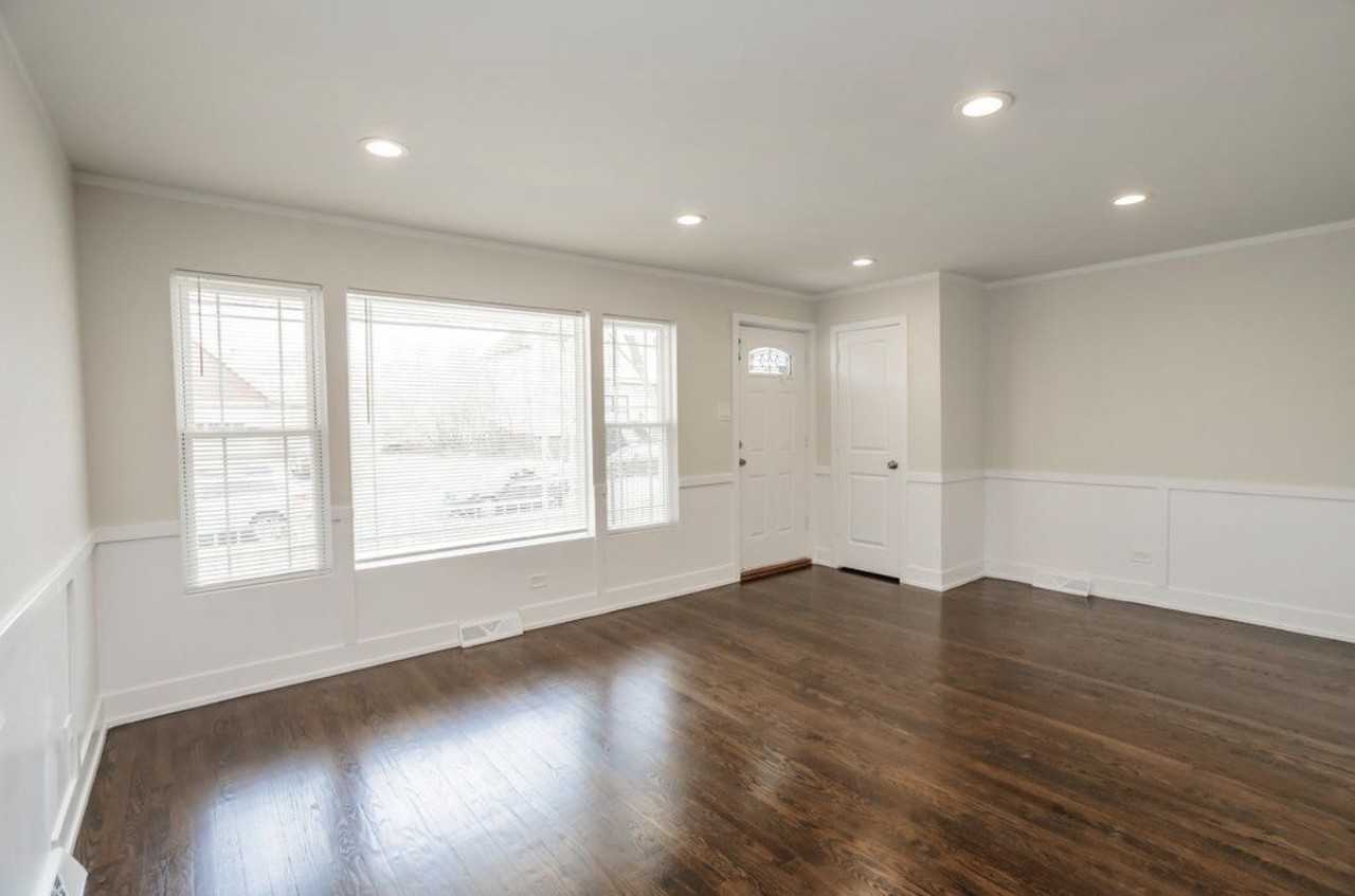 9206 S Harper Ave - Photo 3 of 10