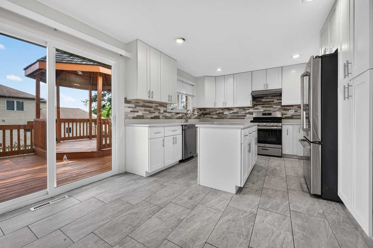 16W707 90th St - Photo 5 of 22