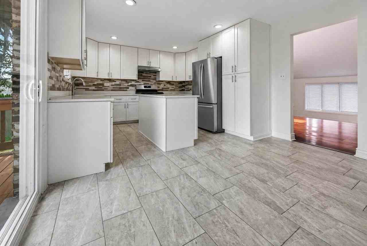 16W707 90th St - Photo 6 of 22