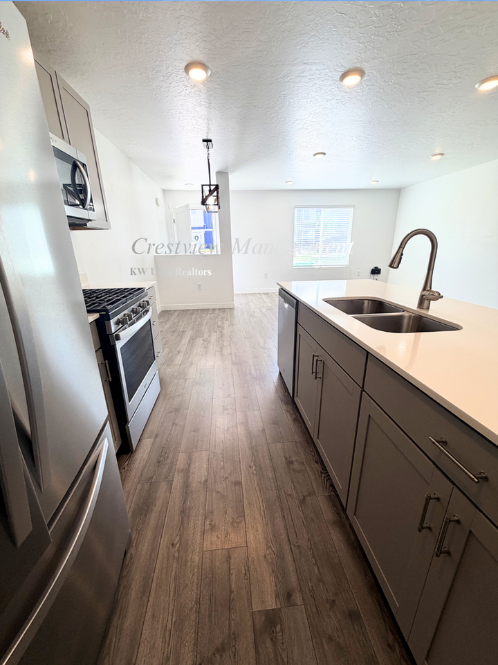 2803 N Airmen Ave - Photo 3 of 17