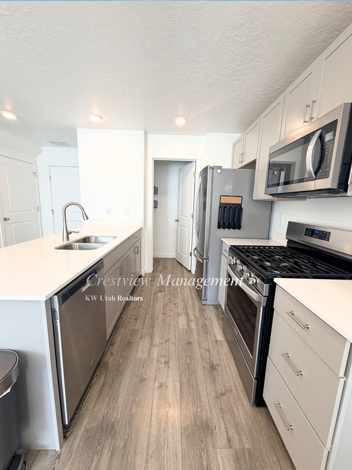 2803 N Airmen Ave - Photo 4 of 17