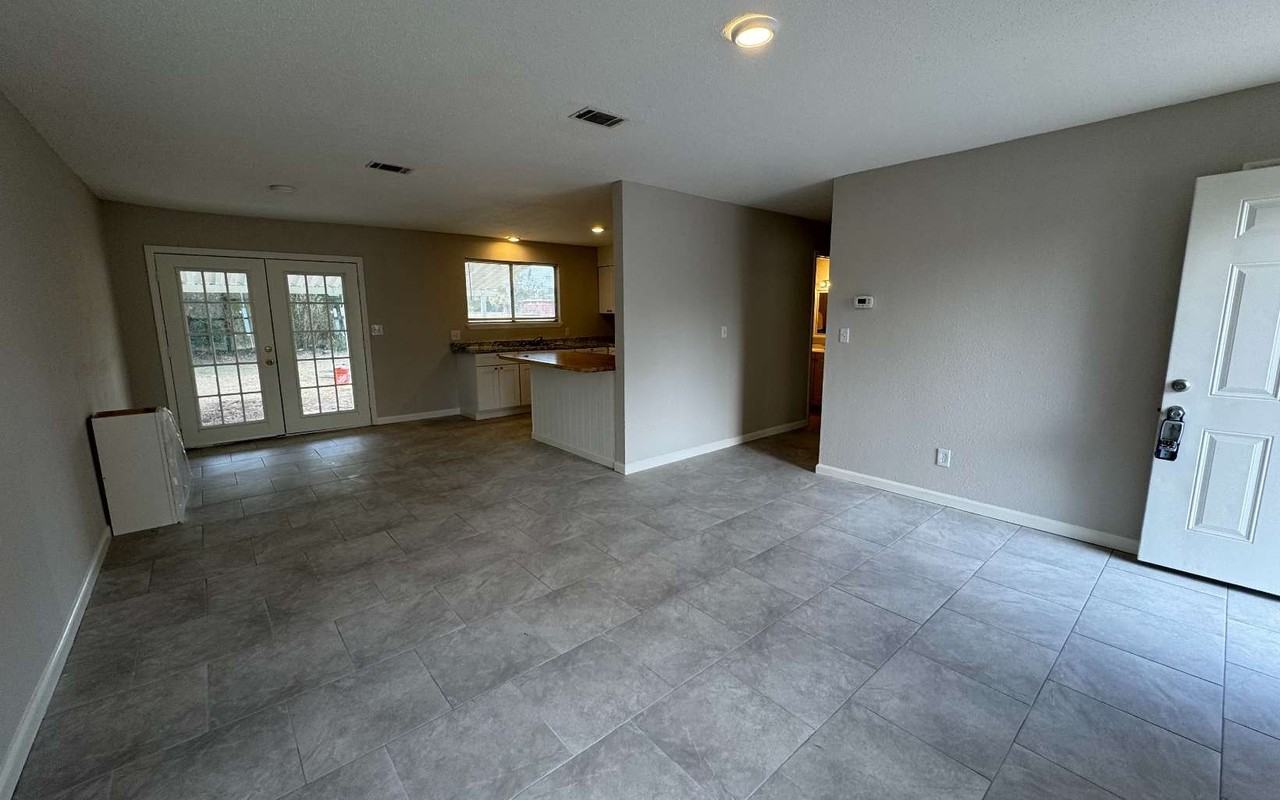 256 Se Lomond Ave - Photo 2 of 11