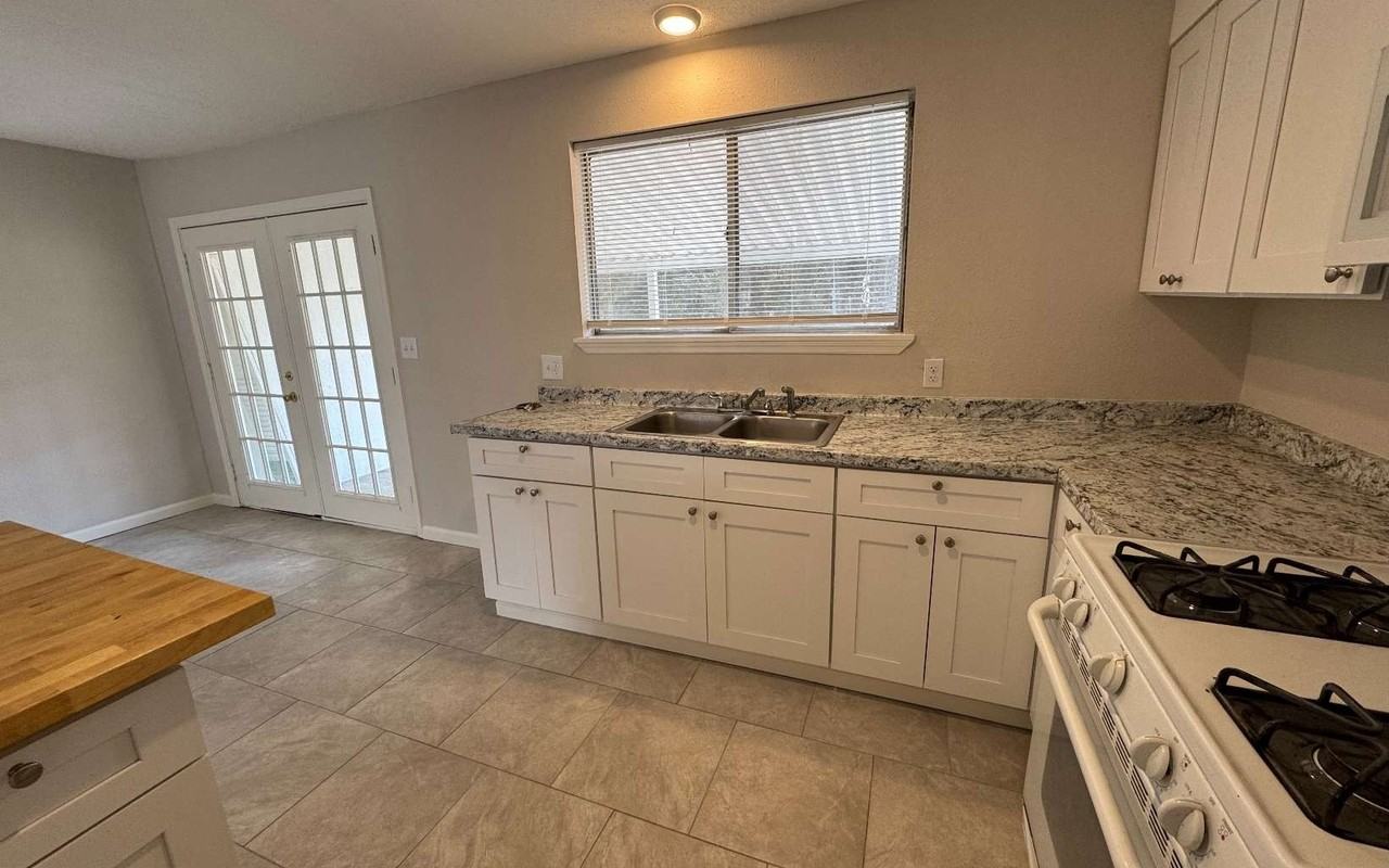 256 Se Lomond Ave - Photo 4 of 11