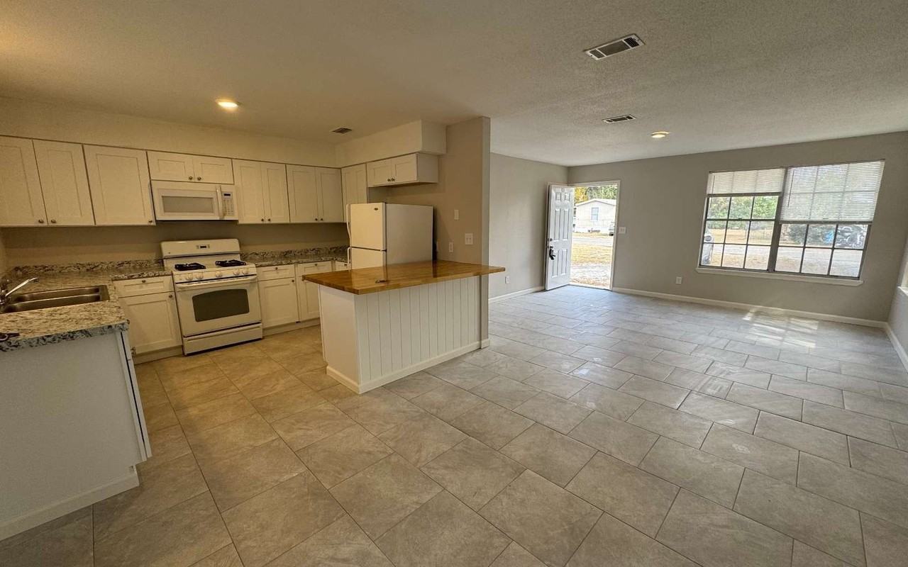 256 Se Lomond Ave - Photo 6 of 11