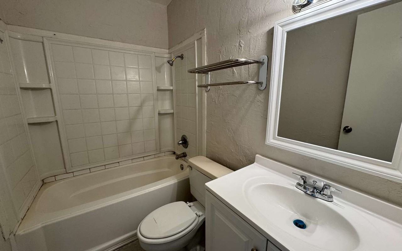 256 Se Lomond Ave - Photo 7 of 11
