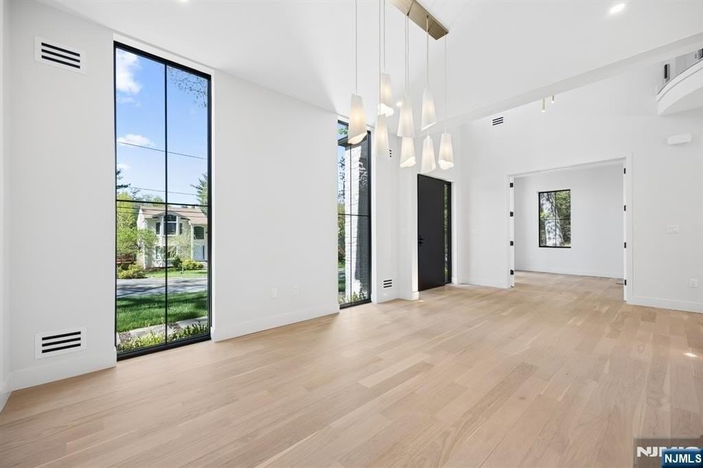 242 Hardenburgh Ave - Photo 6 of 49