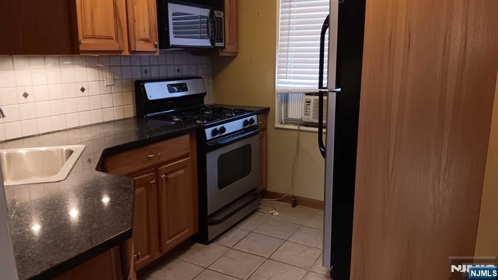 112A Hastings Ave - Photo 3 of 6