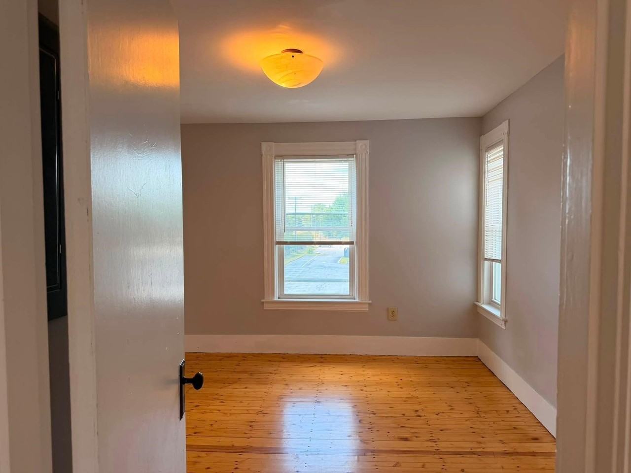 575 Summer St - Photo 3 of 8
