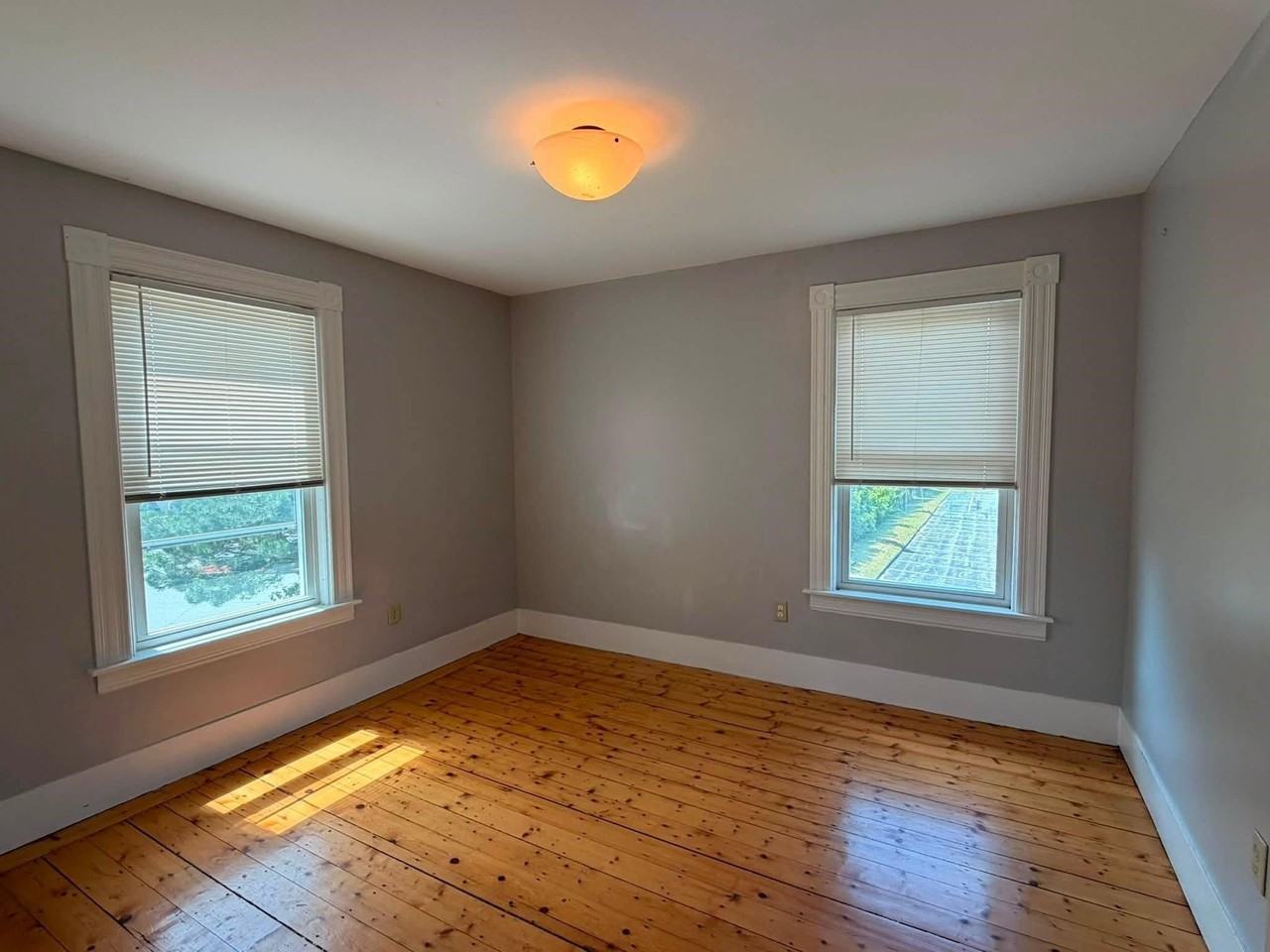 575 Summer St - Photo 5 of 8