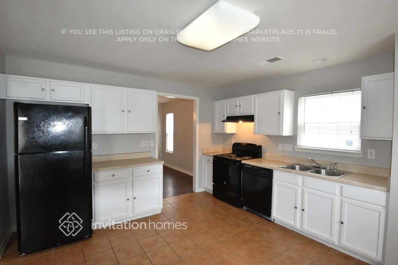 11829 Aubreywood Dr - Photo 3 of 11