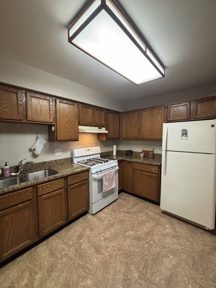 781 N Shady Oaks Dr - Photo 2 of 8
