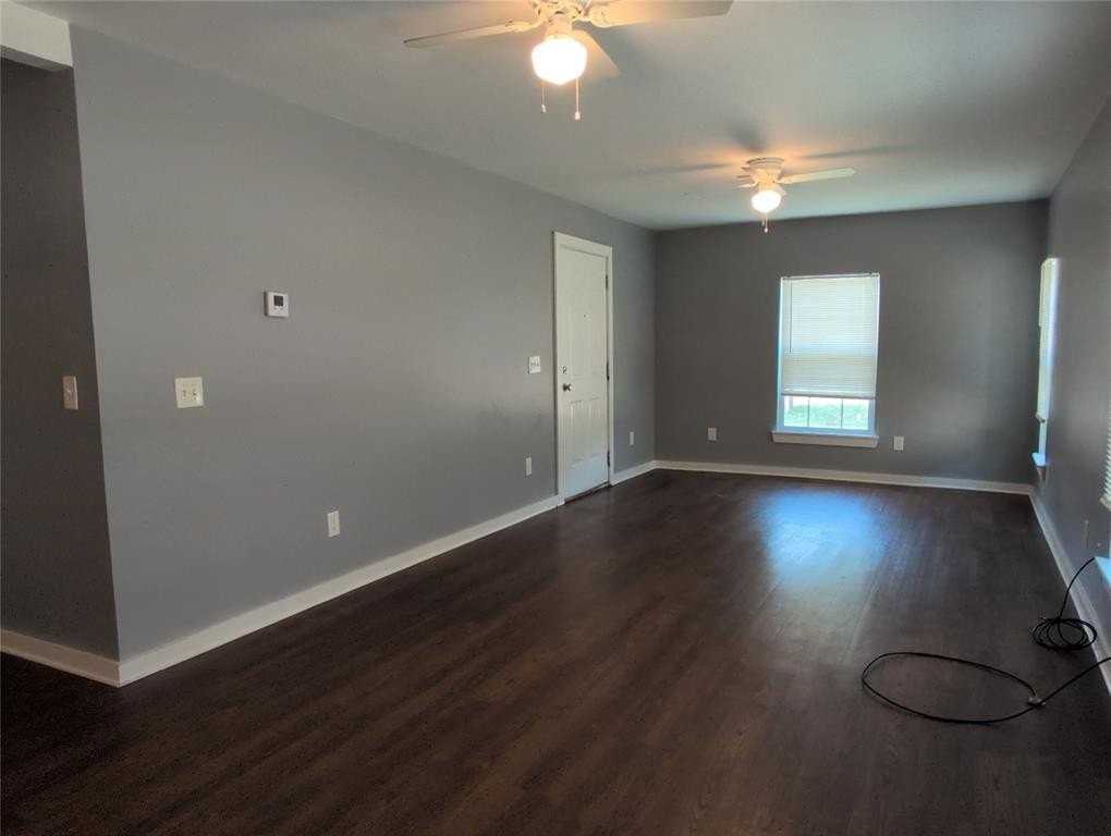 725 Ne 25th St - Photo 3 of 14