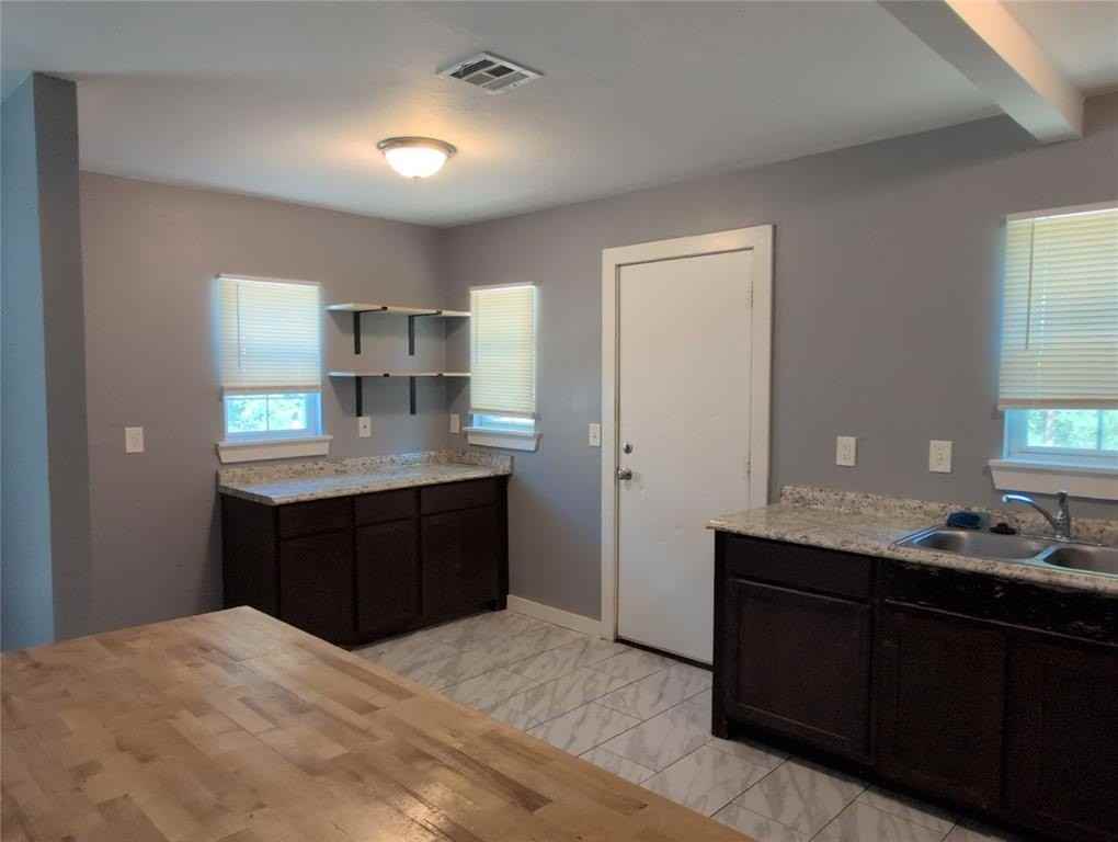 725 Ne 25th St - Photo 5 of 14