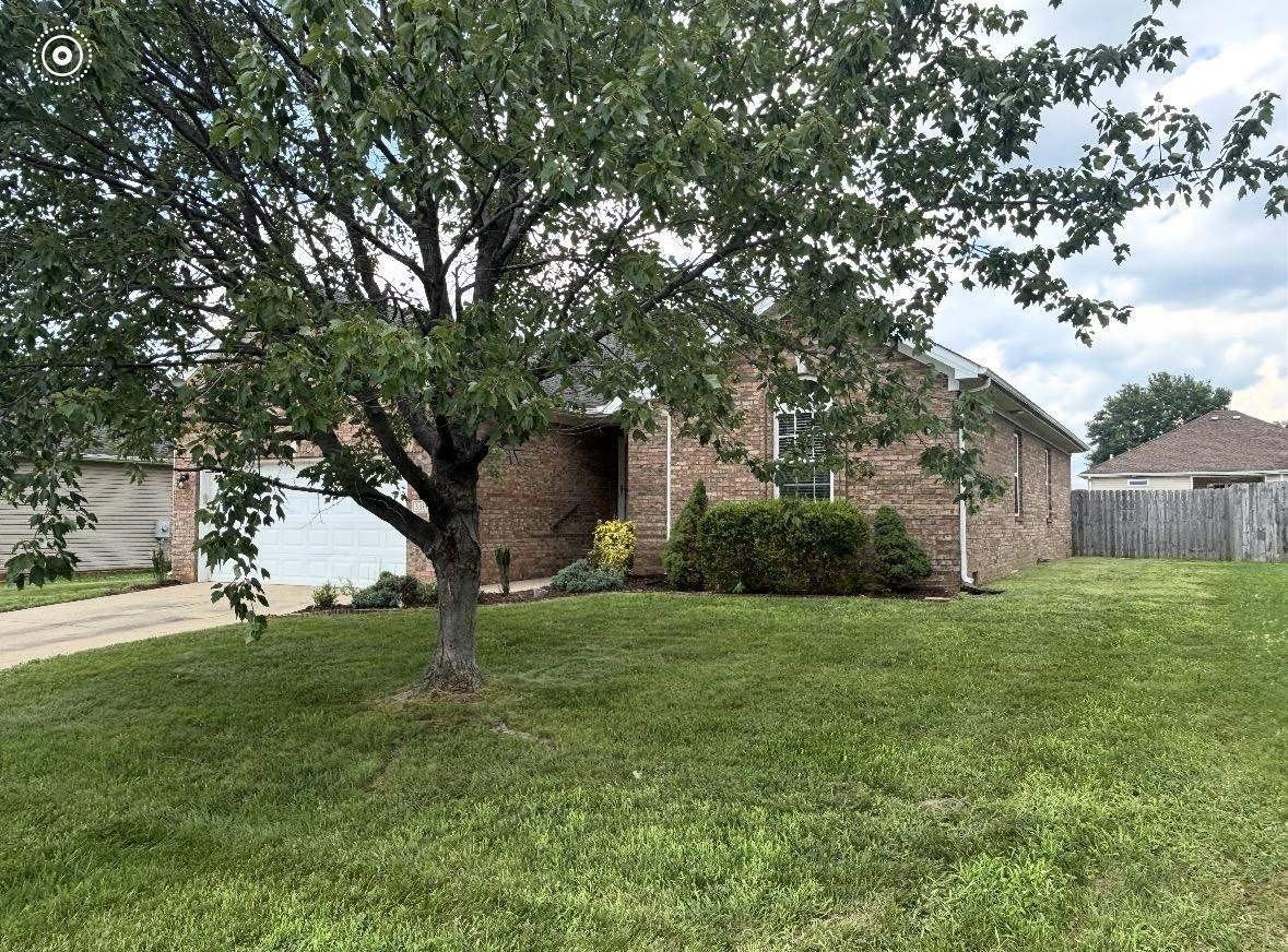 3380 Fair Oaks Cir - Photo 2 of 5