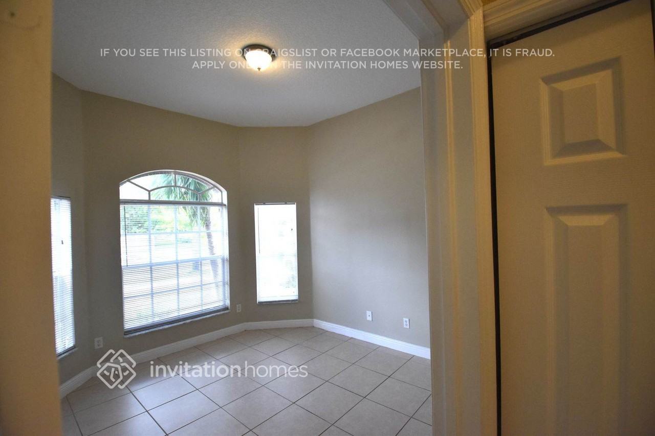 5221 Sw 141st Ave - Photo 2 of 14