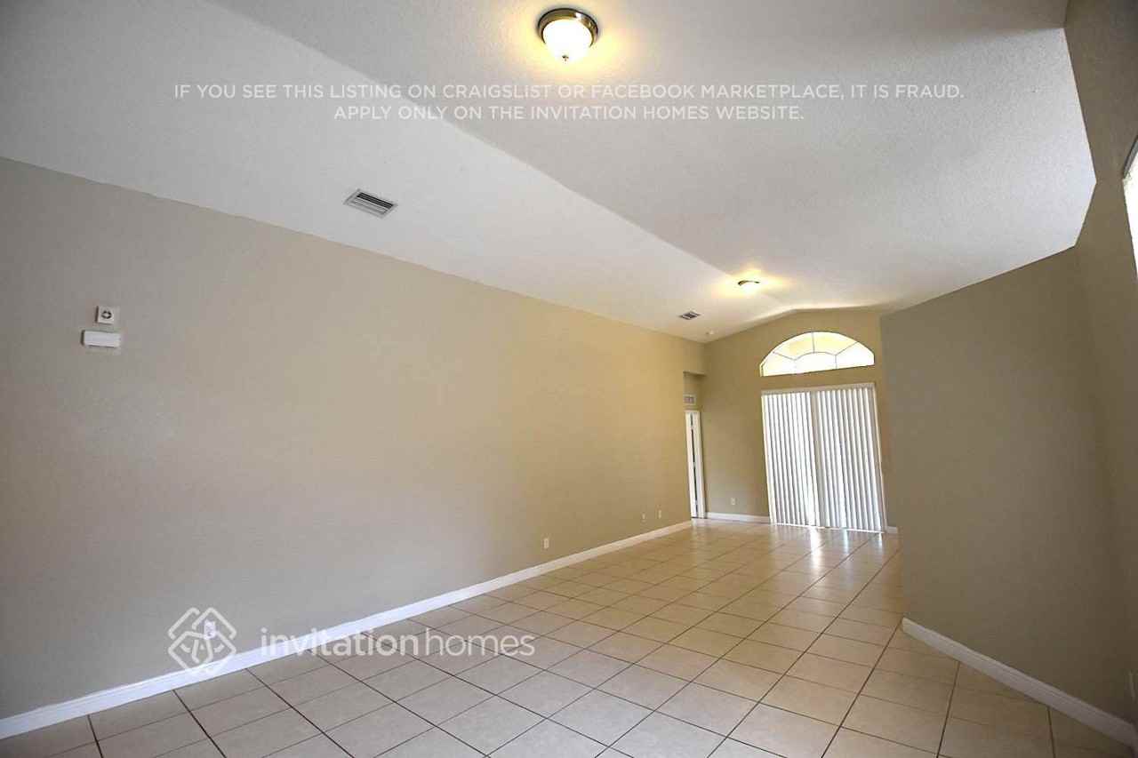 5221 Sw 141st Ave - Photo 3 of 14
