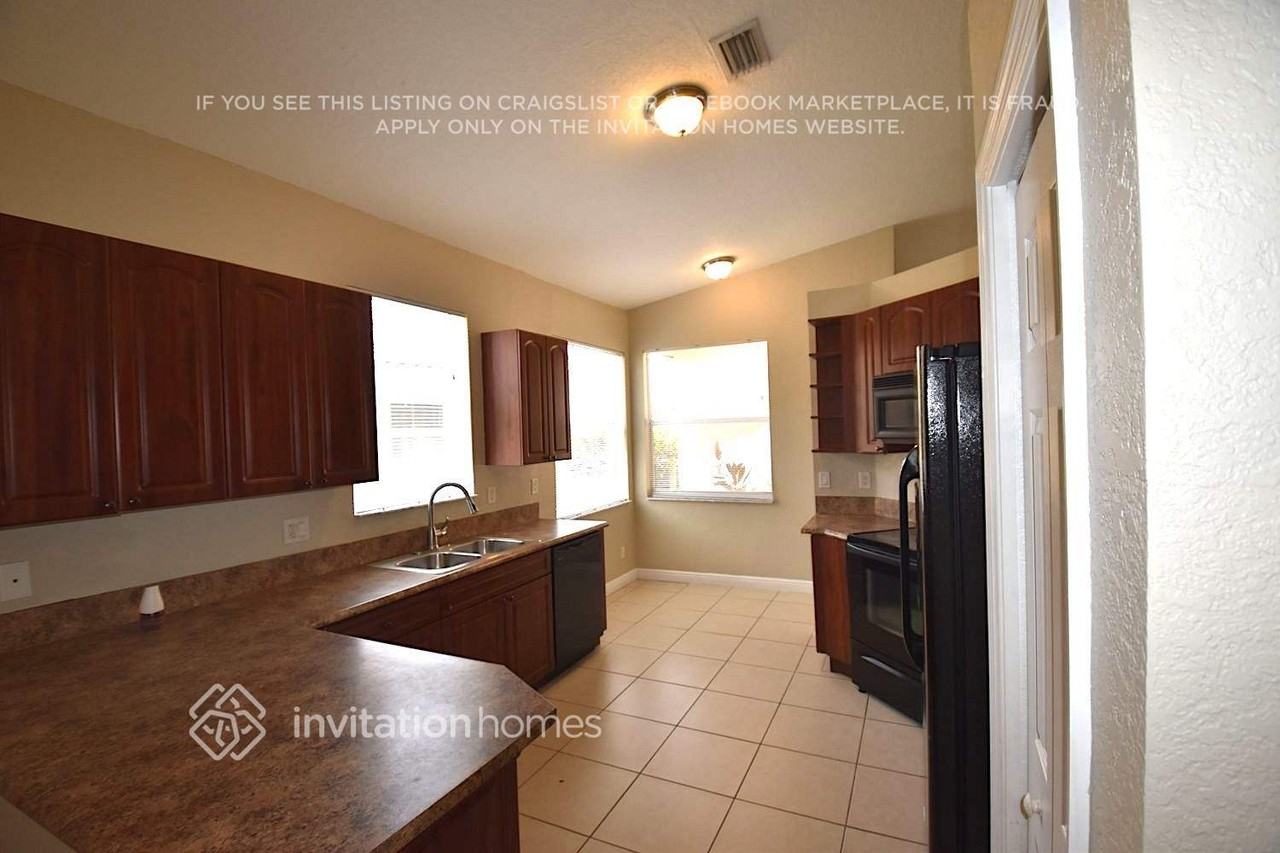 5221 Sw 141st Ave - Photo 5 of 14