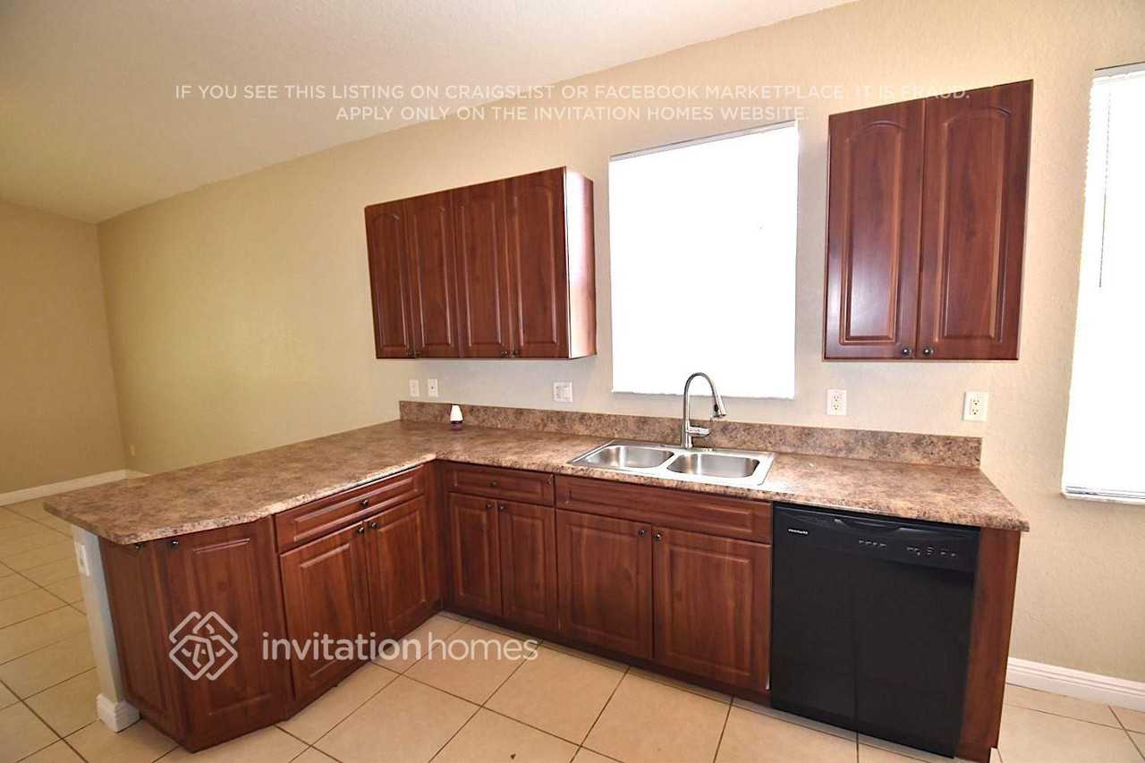 5221 Sw 141st Ave - Photo 6 of 14