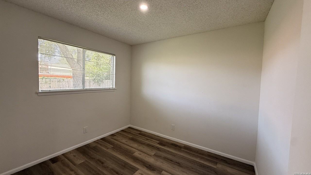 7418 Pipers Creek St - Photo 6 of 19