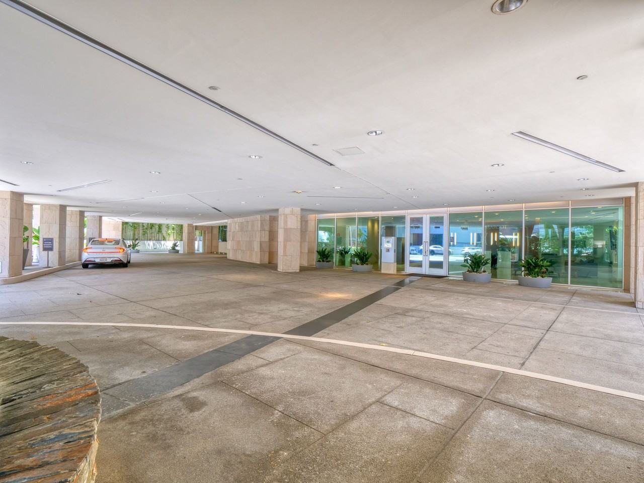 Wilshire Margot - Photo 3 of 19