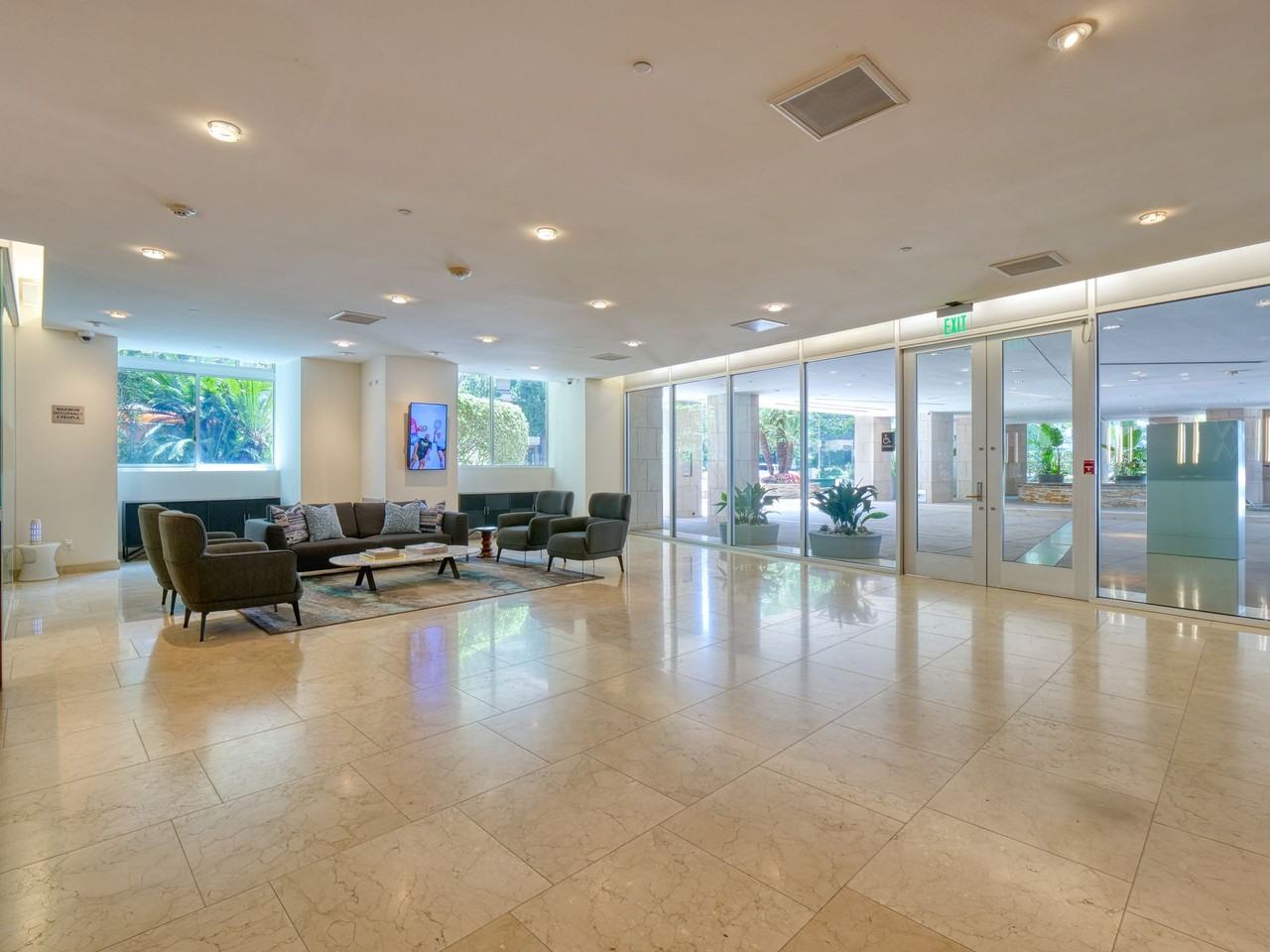 Wilshire Margot - Photo 6 of 19