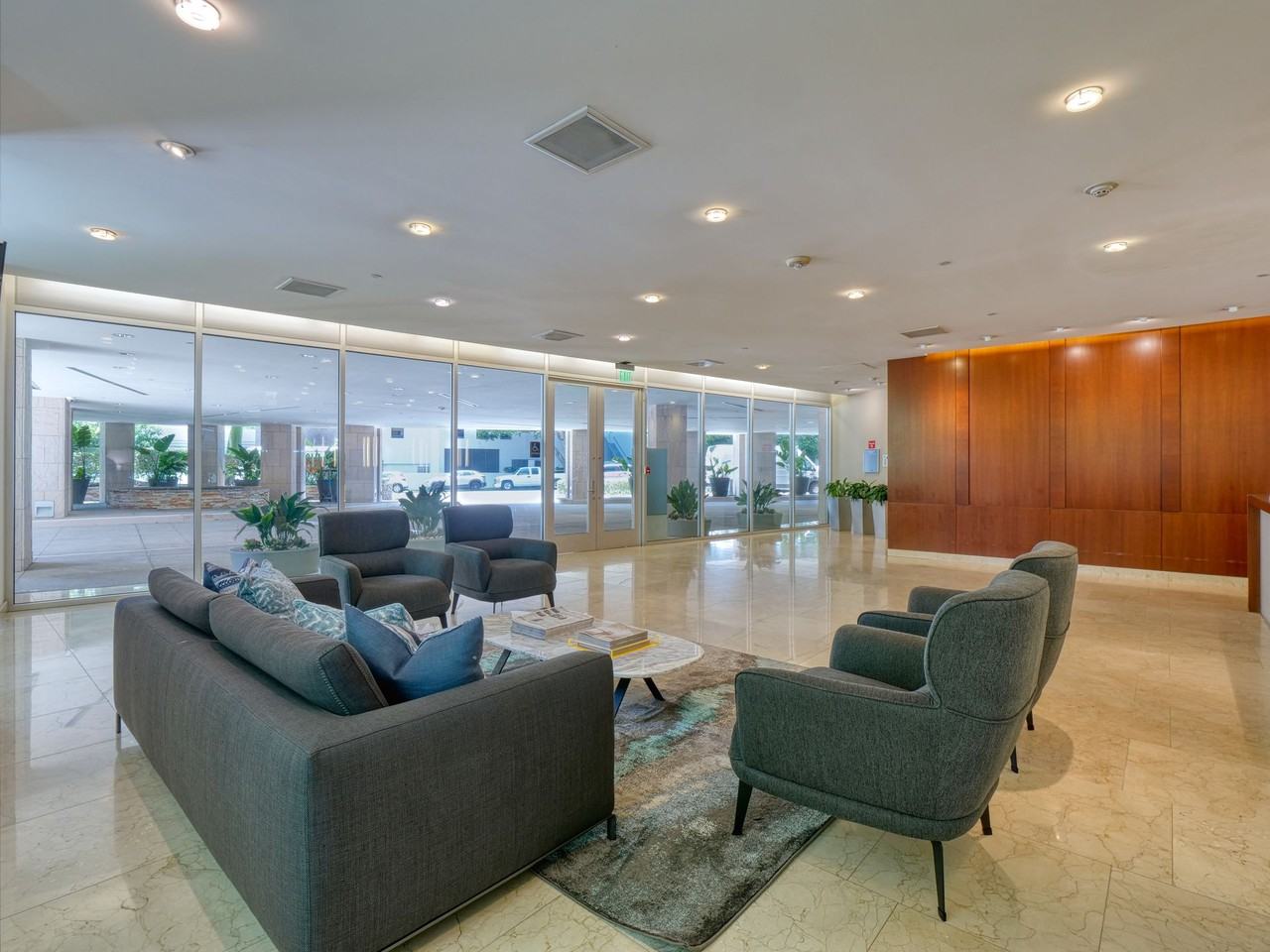 Wilshire Margot - Photo 5 of 19