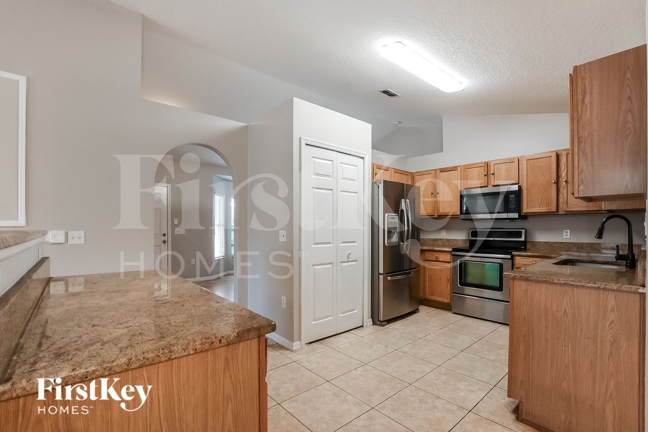 1564 Deerfield Ave - Photo 7 of 19