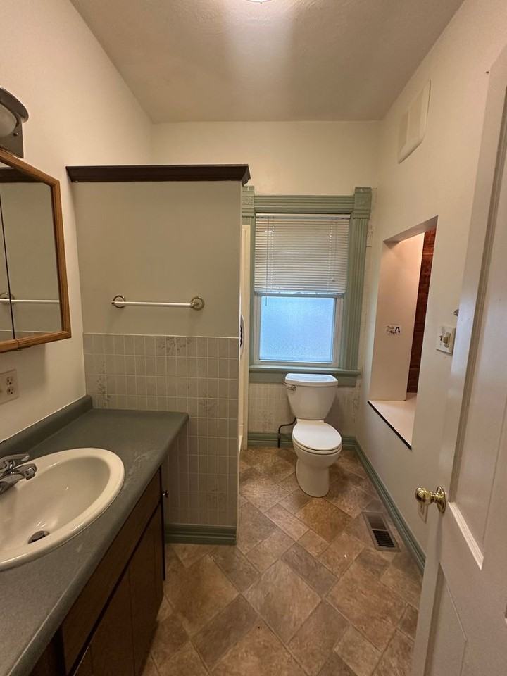 1032 W Pikes Peak Ave - Photo 4 of 17
