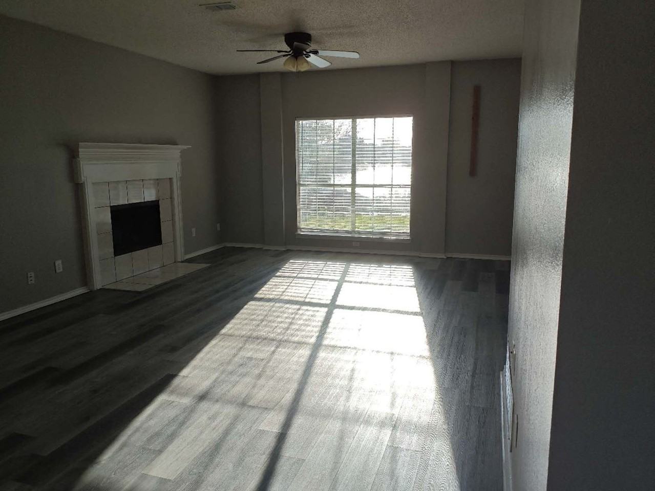 1423 Lakeshore Dr - Photo 3 of 27