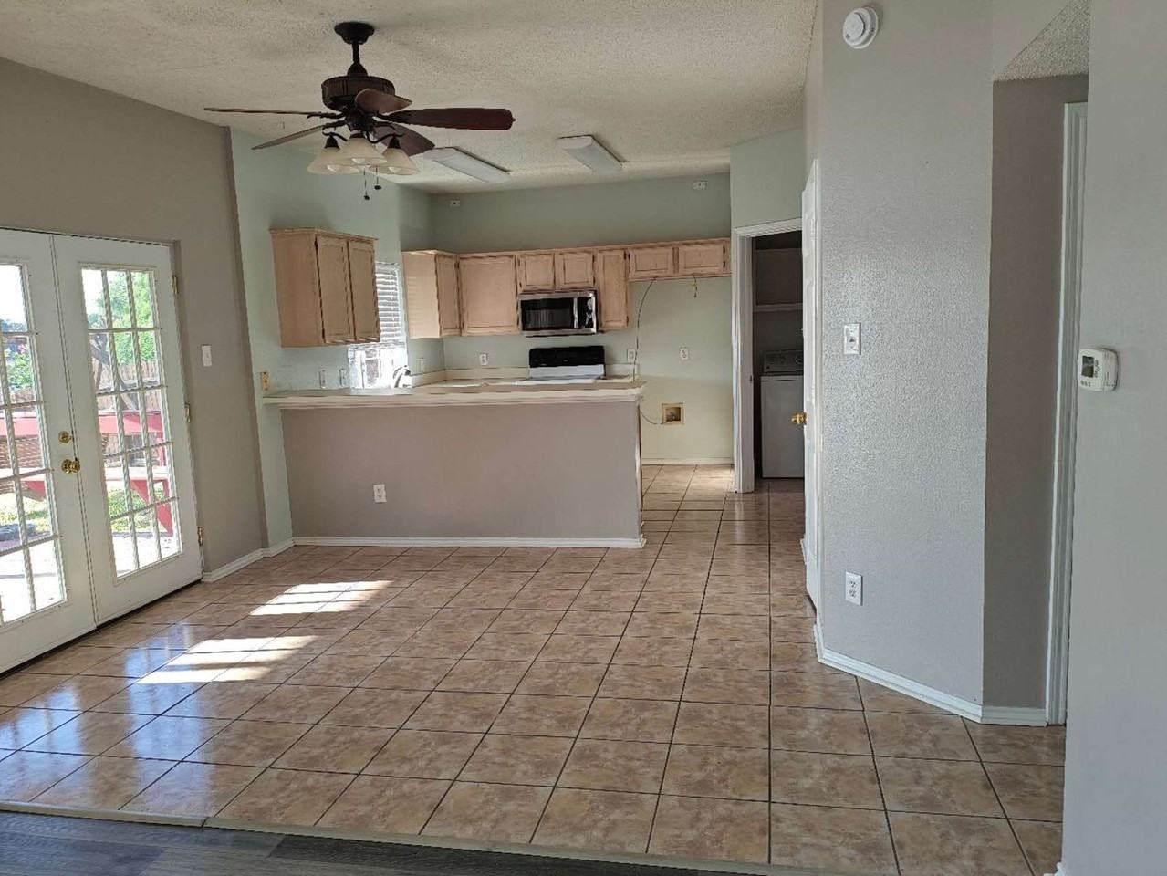 1423 Lakeshore Dr - Photo 4 of 27