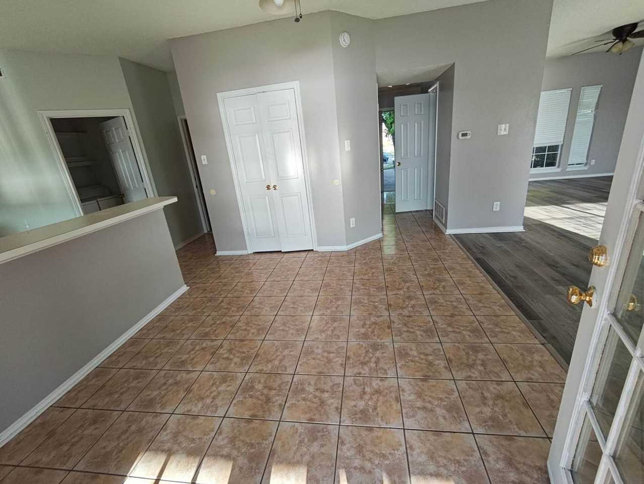 1423 Lakeshore Dr - Photo 5 of 27