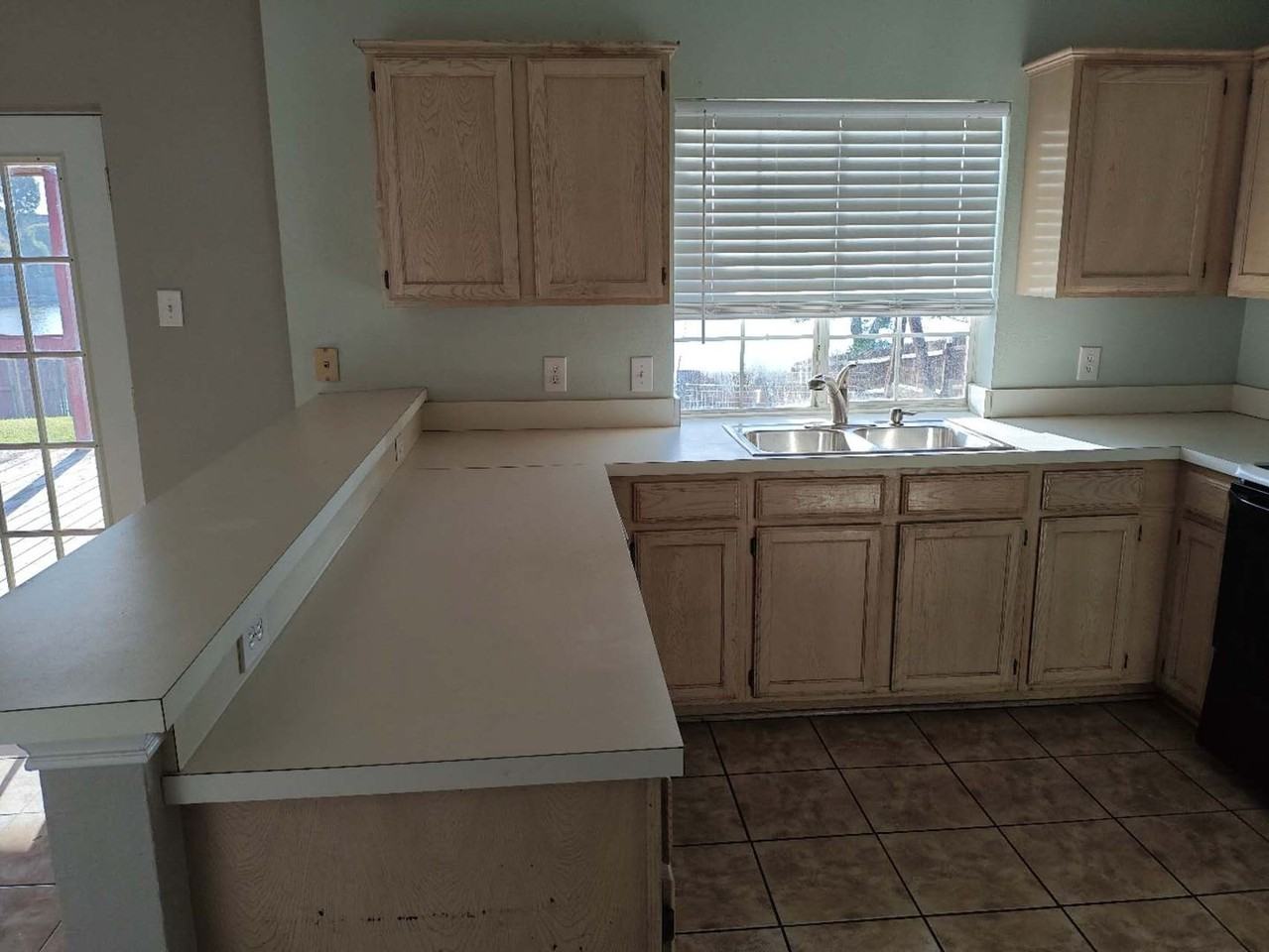 1423 Lakeshore Dr - Photo 6 of 27