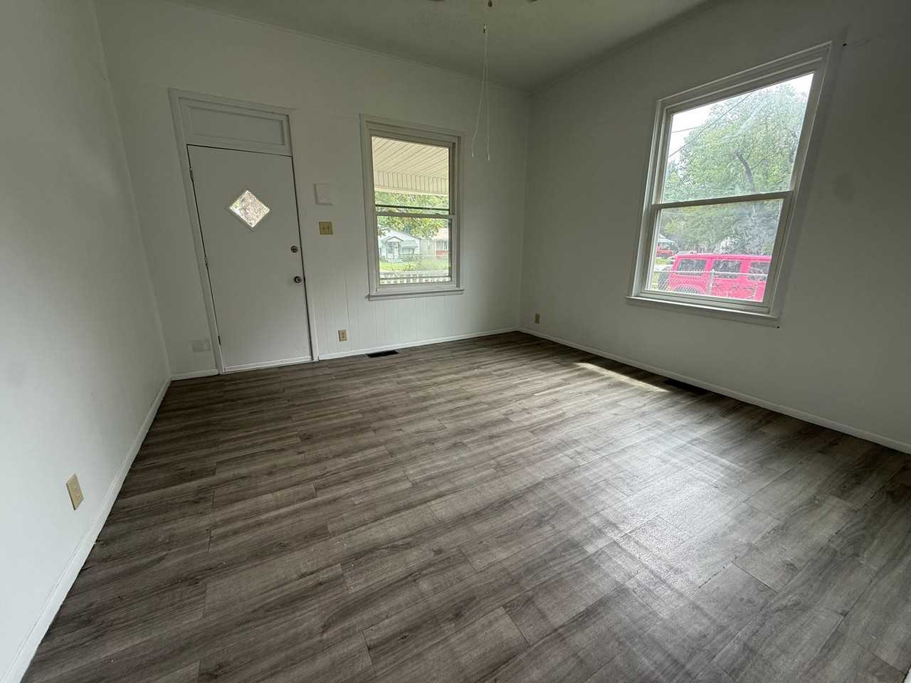 1800 W Lee St - Photo 2 of 11