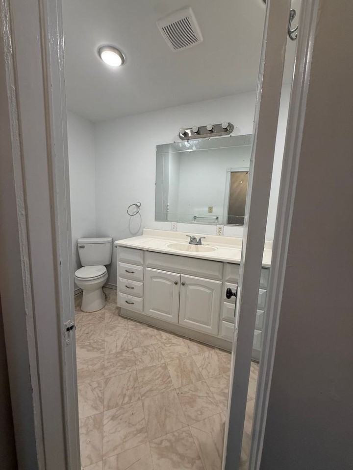 1800 W Lee St - Photo 6 of 11