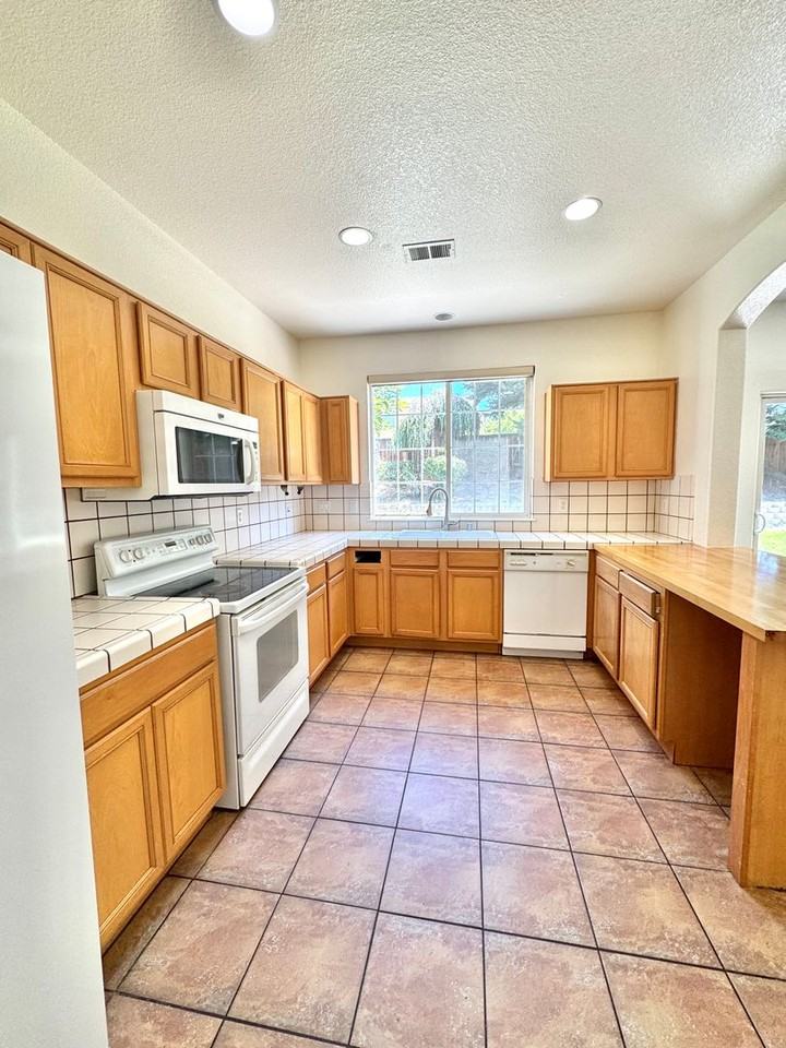 2520 Napoli Dr - Photo 4 of 24