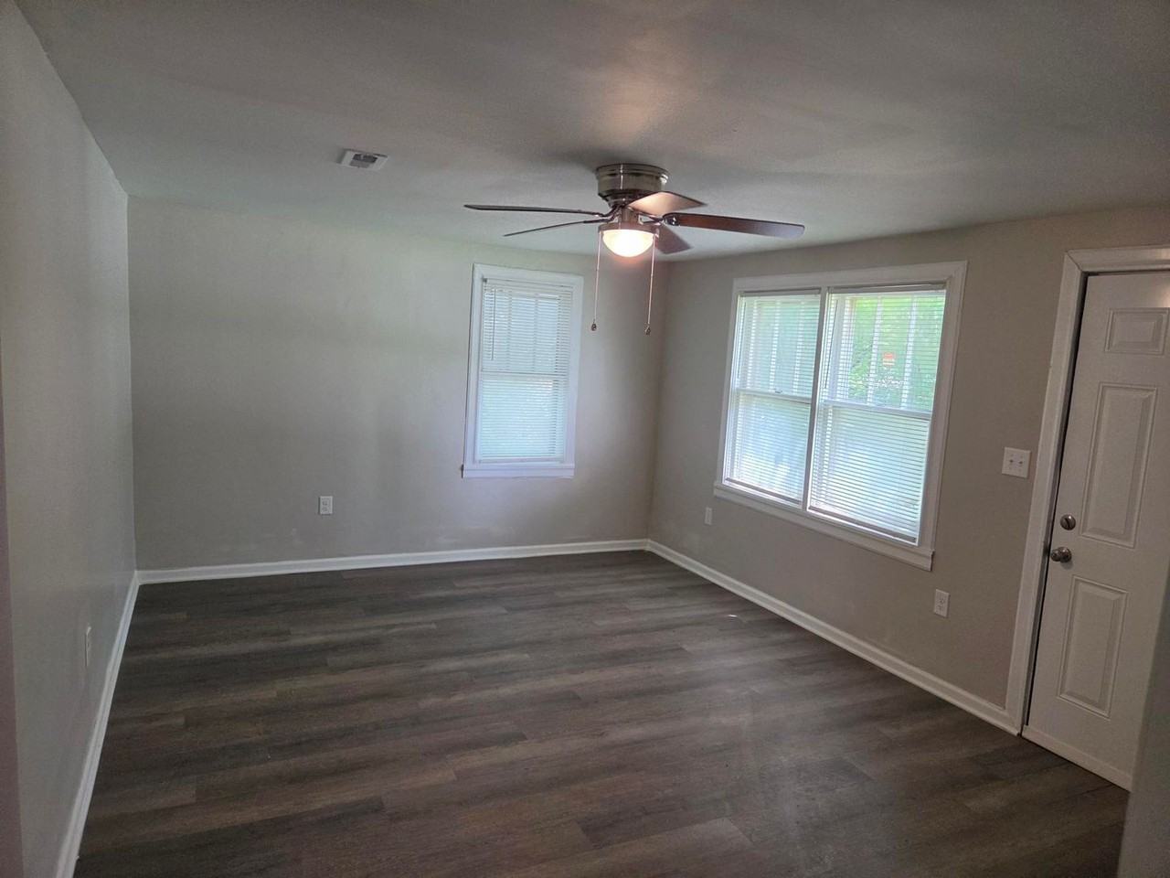 3152 S Stratford Rd - Photo 3 of 13