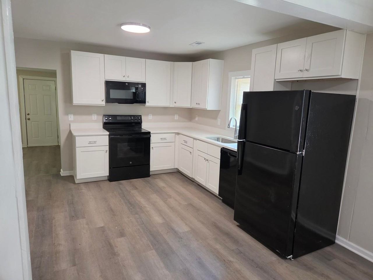 3152 S Stratford Rd - Photo 5 of 13