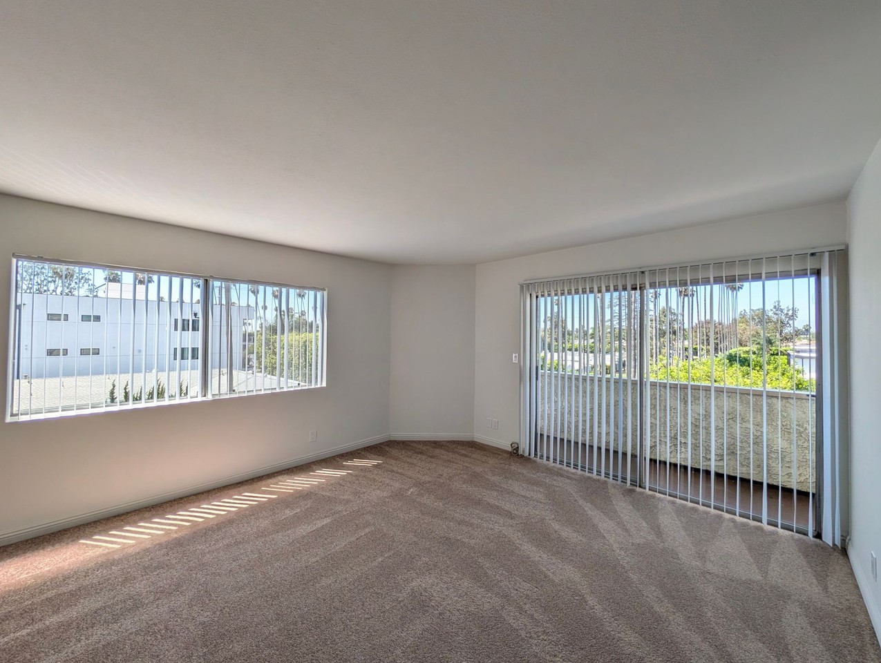 Chateau Lamont Apartments - Photo 2 of 6