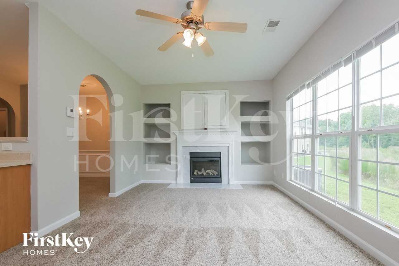 562 Maggie Ln - Photo 2 of 15