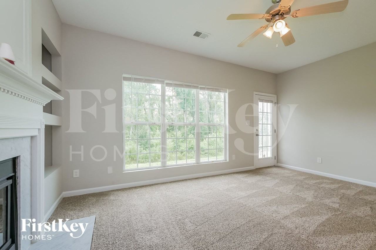 562 Maggie Ln - Photo 3 of 15