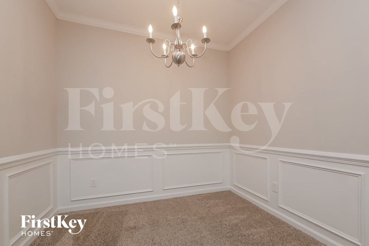 562 Maggie Ln - Photo 4 of 15