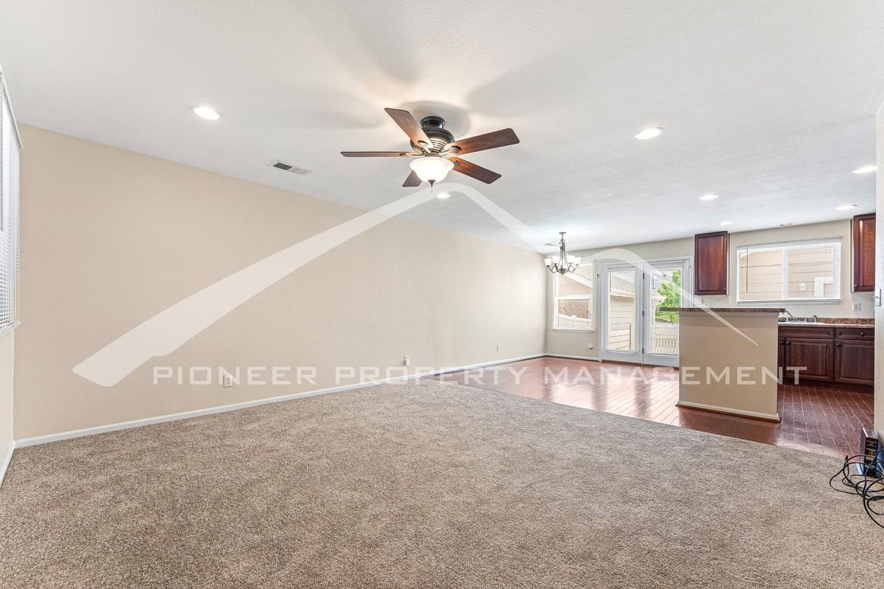 5792 Ceylon St - Photo 3 of 23
