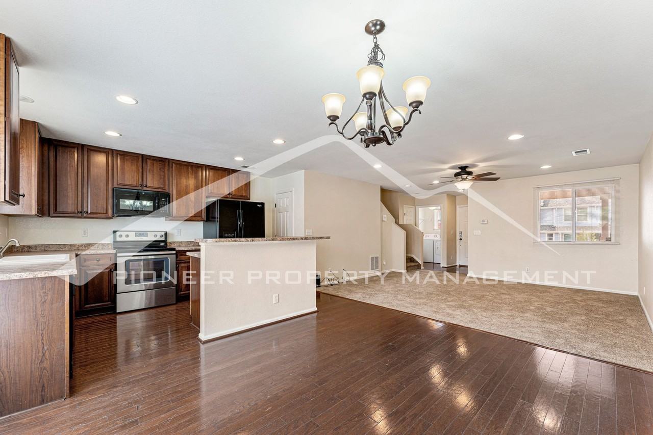 5792 Ceylon St - Photo 7 of 23