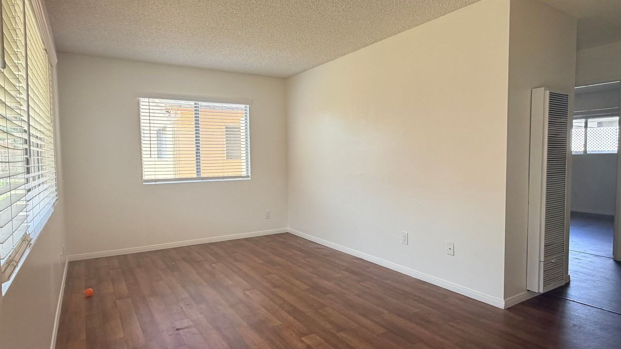 974 Merritt Dr #10 - Photo 3 of 13